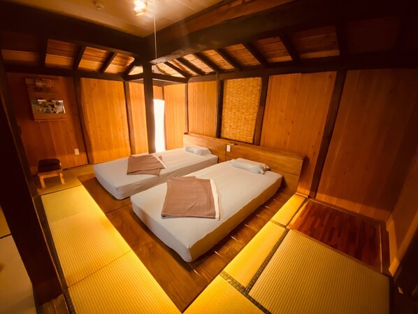 Bedroom: Can be changed to wide king size