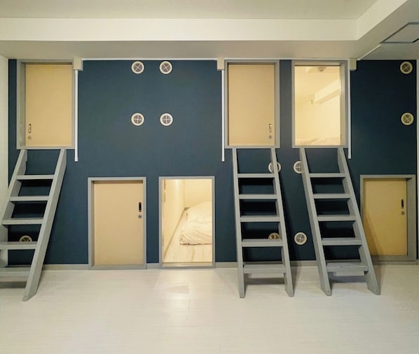 There are six bed spaces (depth 2.75m, width 1.35m, height 1.18m).