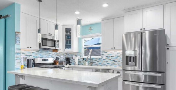3 Bedroom Home - Walk to Twin Lakes State Beach!