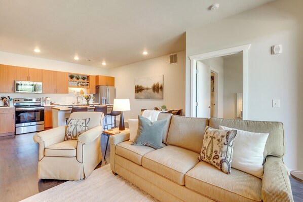 Traverse City Vacation Rental | 2BR | 2BA | Step-Free Access | 962 Sq Ft