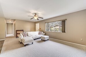 Living Room | Free WiFi | Smart TV | Single-Story Home