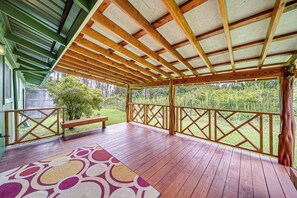 Private Deck | Backyard | 26 Mi to Hawaii Volcanoes National Park
