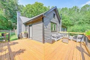 Private Deck | Fire Pit | Self Check-In | 8 Mi to Lake Carroll
