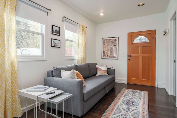 #StayinMyDistrict Historic Kenton comfortable & fully furnished Guest House. Make this your HOME Suite Home in Portland #BookDirect