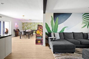 Flows effortlessly into the dining area – just a few steps away for easy entertaining.