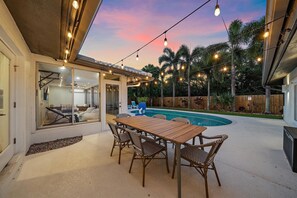 Outdoor dining for 6, anyone?