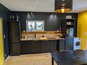 Full kitchen