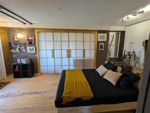 180x200 bed (2 90x200 beds pushed together) in the “rock room”