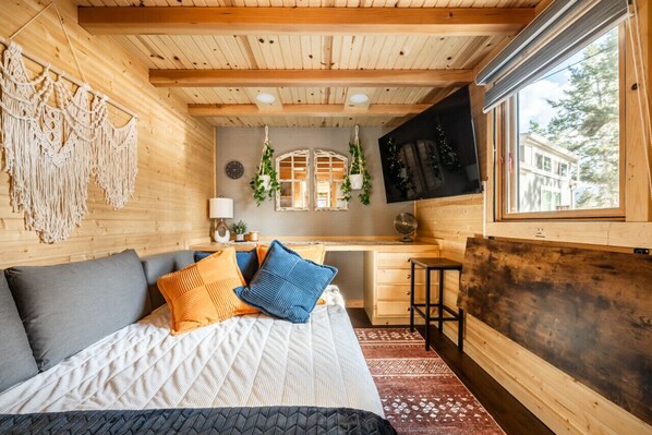 Cozy Living Room with pull-out couch