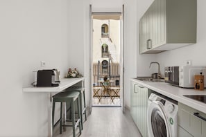 Cucina con uscita sul balcone