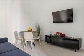 Sala da pranzo con la tv