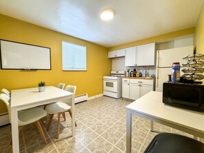 The kitchen’s open layout allows you to move freely as you prepare meals, with everything you need at your fingertips.