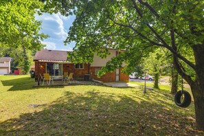 Spacious Backyard | Fire Pit | Tree Swing