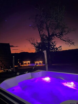 Outdoor spa tub
