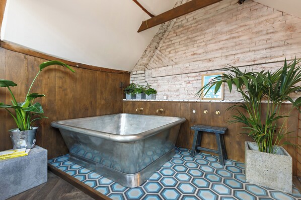 Private spa tub