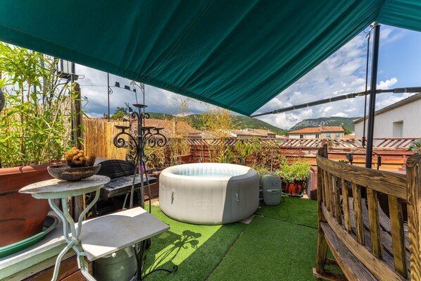Outdoor spa tub