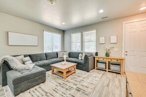 Living Room | Free WiFi | Smart TV