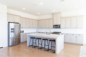 Spacious full kitchen