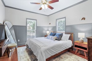 Primary Bedroom: Bright and airy retreat with a king-sized bed and charming décor!