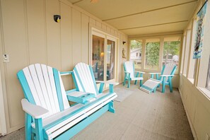 Screen in deck area and right on the Lake