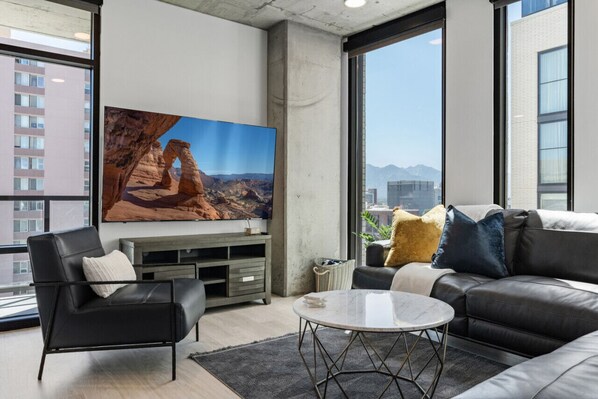Highly Designed living room. Spacious Comfy Leather Couch. 75" TV. Amazing view of mountains and City.