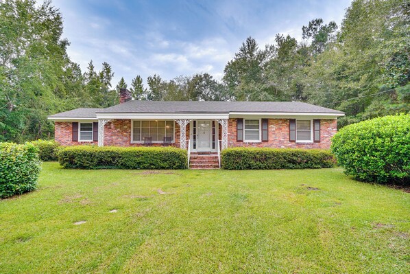 Lumberton Vacation Rental | 3BR | 1.5BA | 1,670 Sq Ft | Stairs Required to Enter