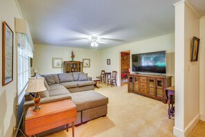 Living Room | Free WiFi | Central Heating & A/C | Smart TV