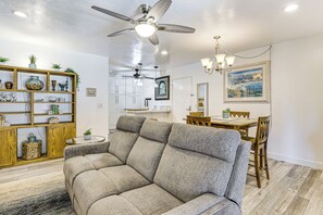 Living Room | Smart TV | Central Air Conditioning
