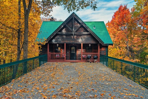 #SmokyMountains #GatlinburgCabin #MountainRetreat #TennesseeGetaway 