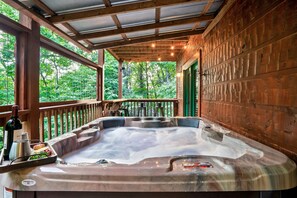 #SmokyMountains #GatlinburgCabin #MountainRetreat #TennesseeGetaway 