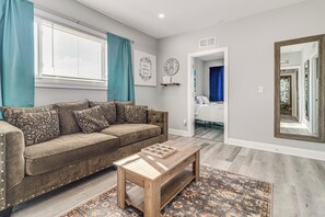 Living Room | Central A/C & Heating | Free WiFi