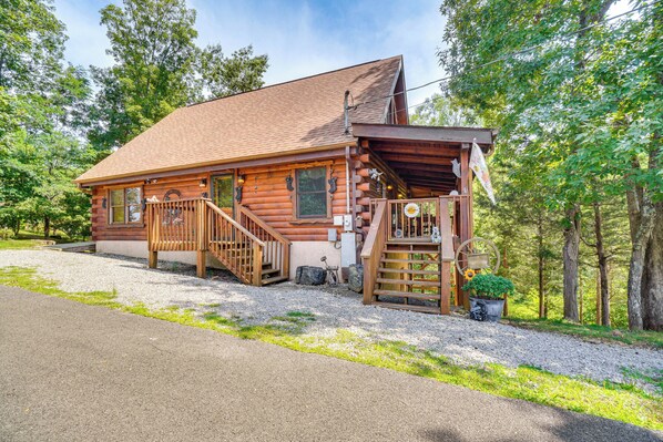 Sevierville Vacation Rental | 3BR | 2BA | 1,450 Sq Ft | Stairs Required to Enter