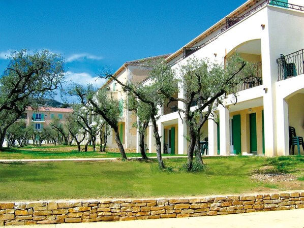 Enjoy your stay at Lagrange Vacances Residence Le Domaine de Bourgeac year-round.