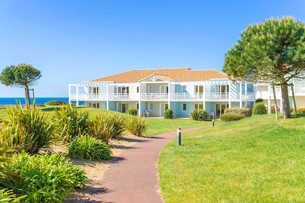 You will love to enjoy a relaxing vacation at this prime destination!