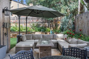 Lovely private backyard with Fire Table