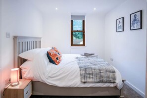 Flat 2 - 1 Bedroom Apartment - Tenby (23703)