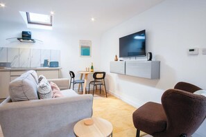 Flat 2 - 1 Bedroom Apartment - Tenby (23695)