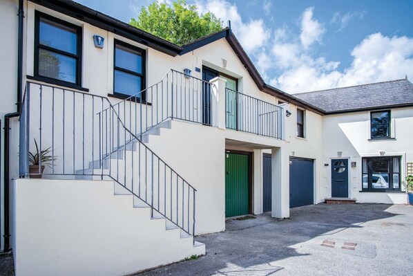 Flat 2 - 1 Bedroom Apartment - Tenby (23721)