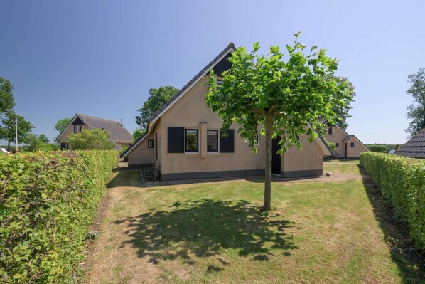 Außenseite Ferienhaus [Sommer]