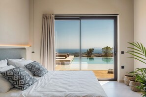 The second bedroom features a Queen size bed (1,60 x 2,00), and an en-suite bathroom with a stand-up shower.