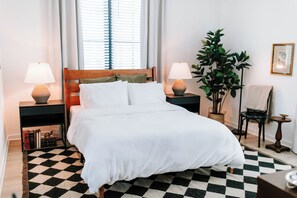 Indulge in comfort.  This bedroom's queen bed featuring a Purple mattress, and adorned with a soft cotton, Supima sheets, promises a cozy retreat for a restful night's sleep.