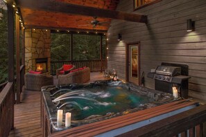 Welcome to Serenity Creek! Your inviting cabin getaway in the beautiful Broken Bow woods.