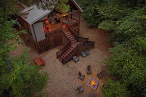 If you need a tranquil hideaway where you can unwind and bond with friends and family, Serenity Creek is the perfect place for you.