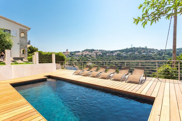 Piscina con vistas panorámicas a las colinas