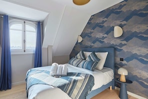 Chambre 4 avec queen size, salle de bain compète avec douche lavabo et toilette