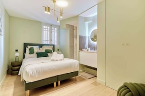 Chambre 1 avec lit queen size, douche et lavabo