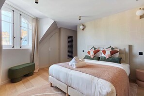 Chambre 2 avec lit queen size et salle de bain complète avec douche, lavabo et toilette
