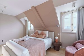 Chambre 3 avec lit queen size et TV