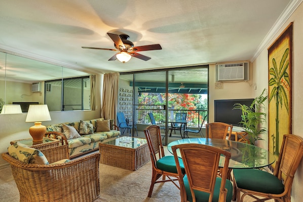 Castle at Kona Reef B33 - Living Room - Dining Area