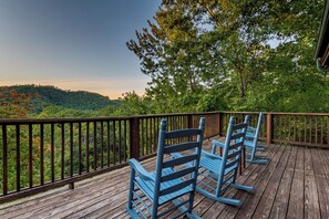 Sweet Bear Hideaway's decks with views